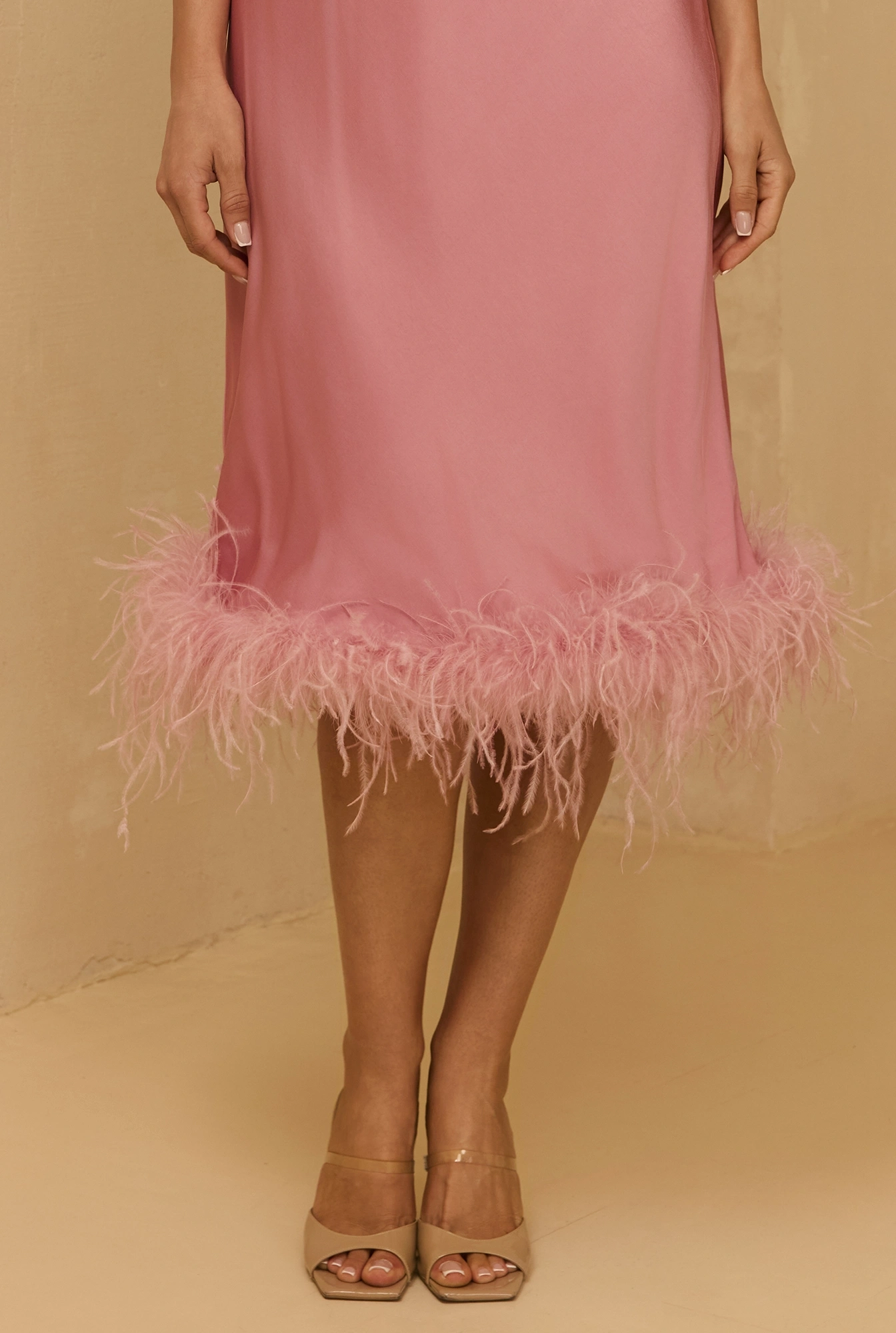 Eloven – robe midi rose avec plumes