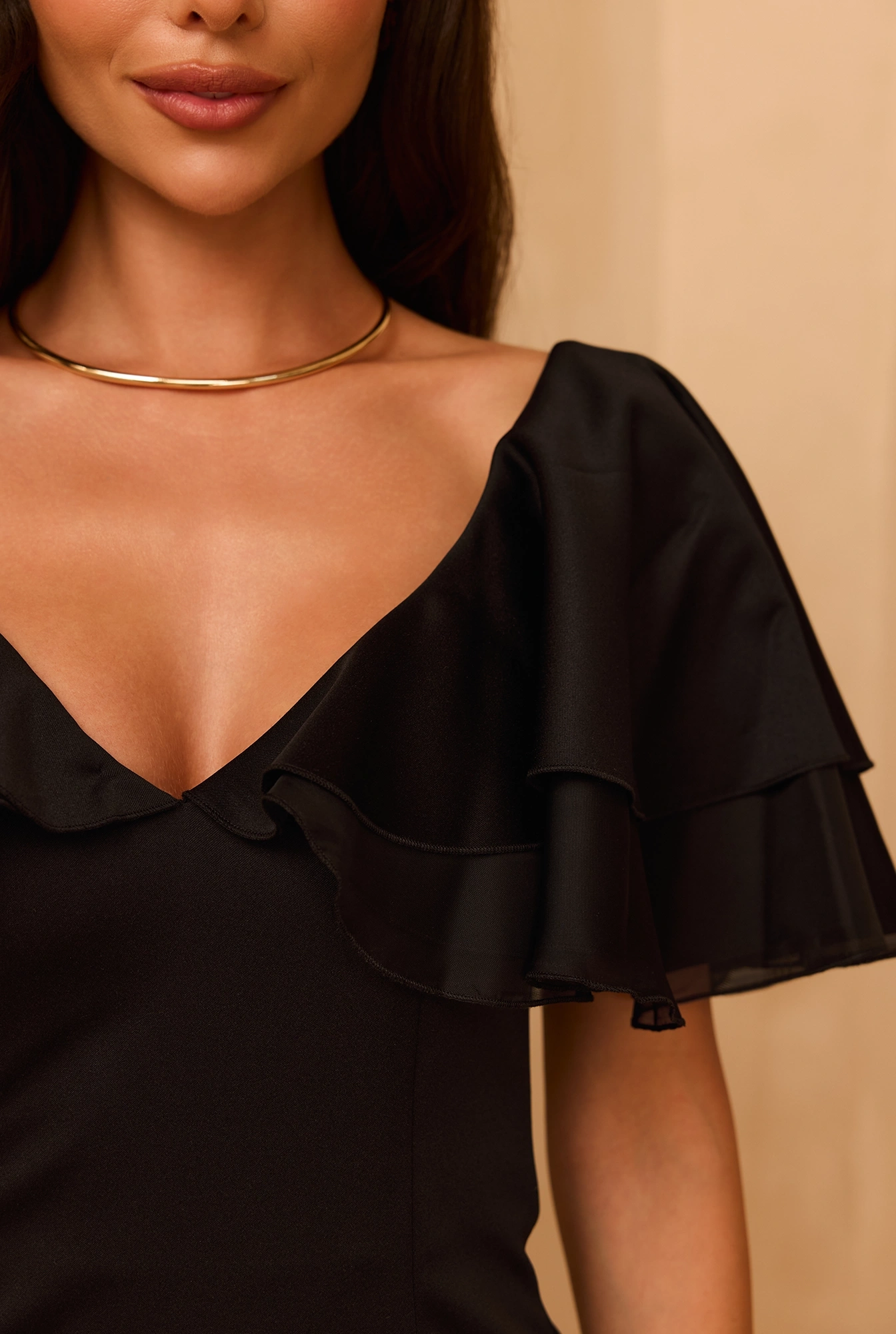 Abril - Robe noire agrémentée de volants noirs