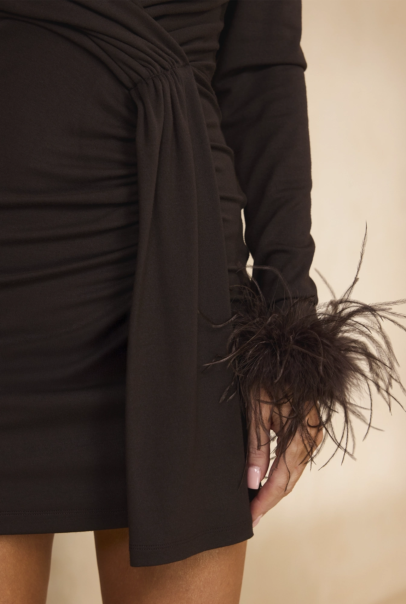Prudence – robe mini marron avec plumes aux manches
